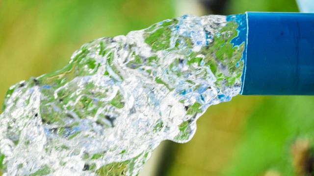 Agua de una tubería