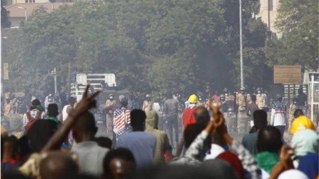 جانب من مظاهرات السودان أمس في الخرطوم.