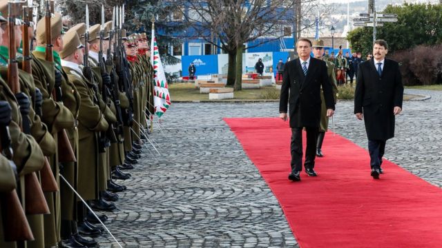 Presidente da República Jair Bolsonaro acompanhado do Presidente da Hungria, János Áder, recebem honras de Chefe de Estado