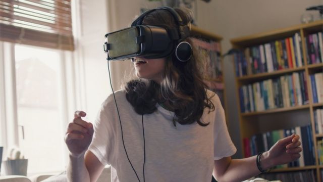 在新冠病毒大流行期间，虚拟现实变得特别流行，让人们不用离家就能有各种体验（Credit: Getty Images）(photo:BBC)