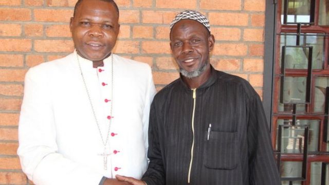 L'archevêque de Bangui Dieudonne Nzapalainga (à gauche) et l'imam Oumar Kobine Layama (à droite), ont condamné la violence et le meurtre de musulmans. L'imam Oumar Kobine Layama affirme que les tensions religieuses ne sépareront pas les deux vieux amis.
