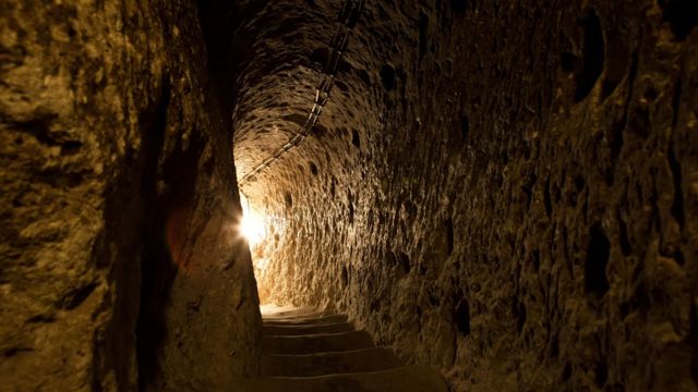 Caverna com luz no fim do túnel