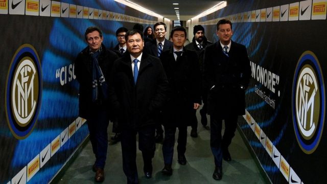 苏宁集团董事长张近东（最前者）在2016年作为球队老板出现在国际米兰俱乐部。