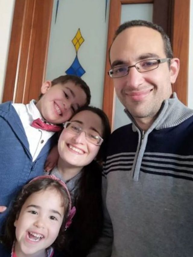 Manrico Bugeja, en Malta, con su familia.