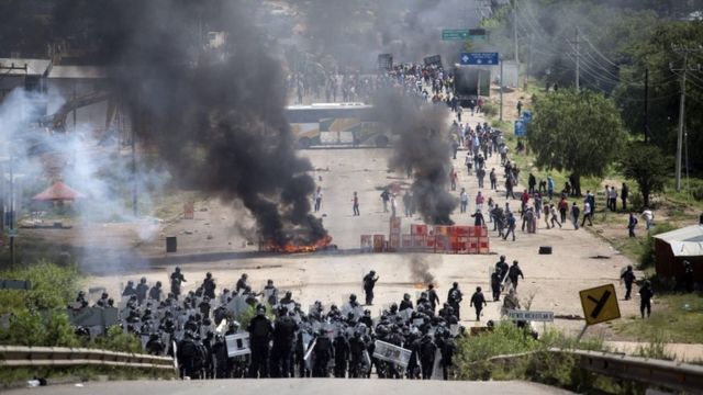 オアハカとメキシコシティとつなぐ道路はデモ参加者によって何日も封鎖されている