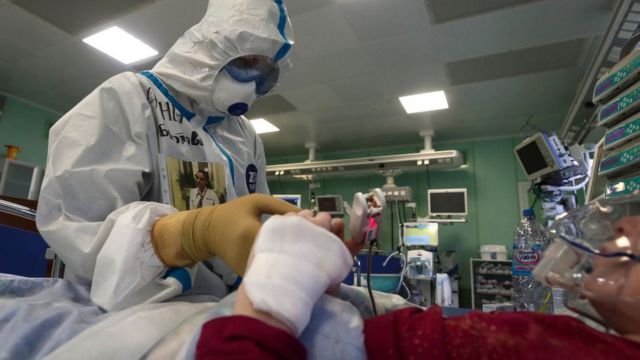 Patient and medic in a Moscow hospital (file photo)