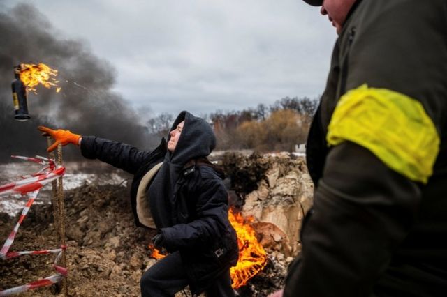 Um civil treina na Ucrânia como jogar um coquetel molotov