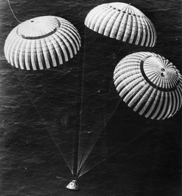 Charles Duke com os colegas John Young e Thomas Mattingly aterrissando de paraquedas