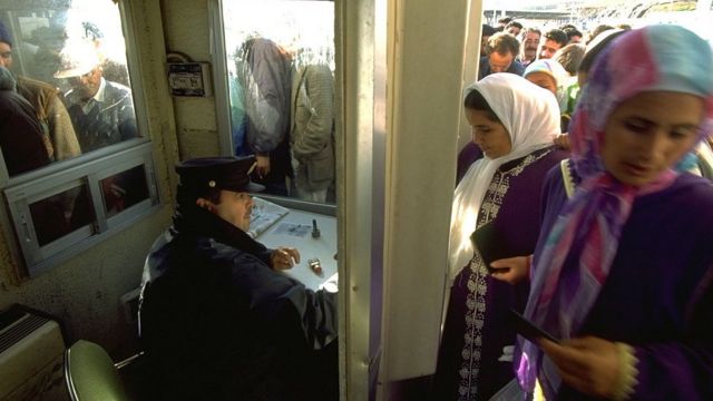 Mujeres musulmanas pasando por un paso de control fronterizo.