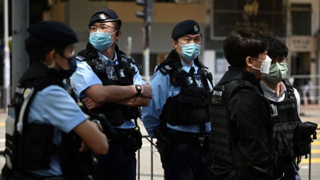一群身穿防刺背心的警员在香港湾仔街头站岗（5/3/2023）