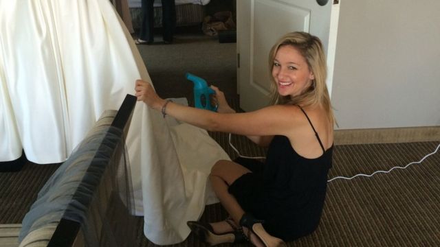 Jen Glantz cuidando un vestido