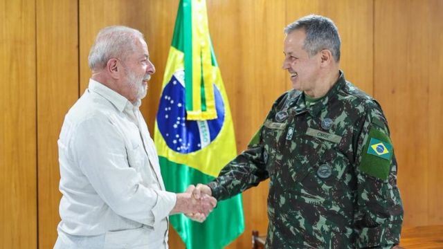 Lula ao lado do novo escolhido para o comando do Exército, general Paiva