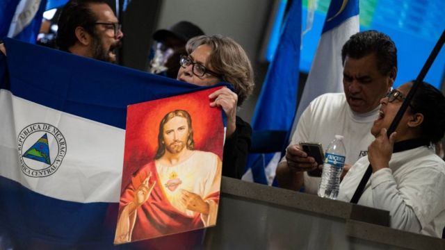 Activistas y simpatizantes esperan la llegada de presos políticos de Nicaragua en el aeropuerto internacional de Dulles, en Dulles, Virginia, el 9 de febrero de 2023, tras ser liberados por el gobierno nicaragüense