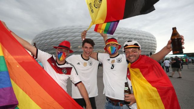 Euro 2020: Trận đấu giao hữu giữa Đức và Tây Ban Nha tại Munich đã trở thành một sự kiện đáng xem đối với những người yêu bóng đá trên khắp thế giới. Nhưng diễn biến \'động đất\' ở phút 84 đã khiến cho cả khán đài cũng phải phấn khích. Bên cạnh đó, lá cờ 7 sắc cầu vồng với ý nghĩa \
