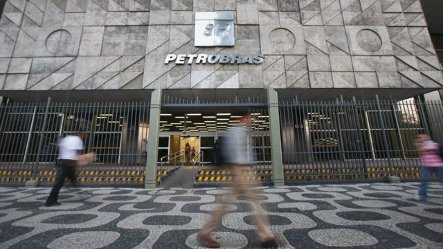 Movimento em frente ao prédio da Petrobras, no Rio de Janeiro