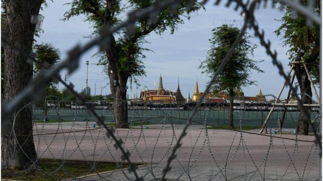 รั้วลวดหนามหีบเพลงถูก จนท. นำมาวางโดยรอบสนามหลวง เพื่อปกป้องพระบรมหาราชวังและวัดพระแก้ว หลังผู้ชุมนุม "เยาวชนปลดแอก" นัดเคลื่อนพลมาที่นี่