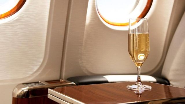 Una copa de champaña en un avión