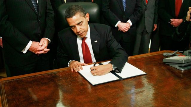 Barack Obama firma su orden para cerrar Guantánamo.
