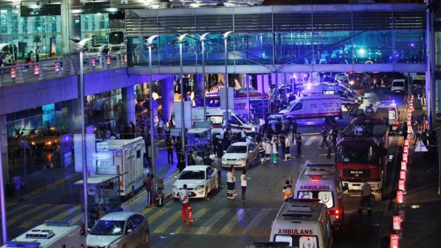 Equipes de segurança e resgate no aeroporto Ataturk, a Turquia, após o ataque de 29 de junho
