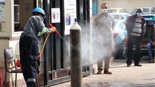 Un trabajador desinfecta cilindros de oxígeno en El Cairo, Egipto.