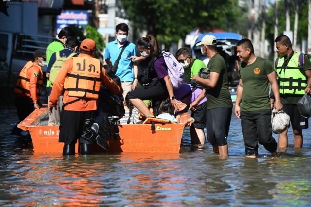 คนขึ้นเรือในน้ำท่วม