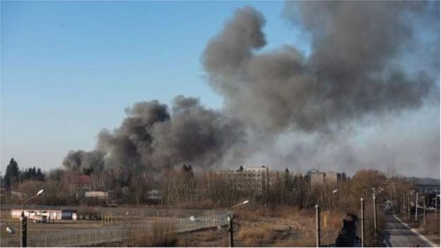 利沃夫機場附近的一棟建築遭到襲擊