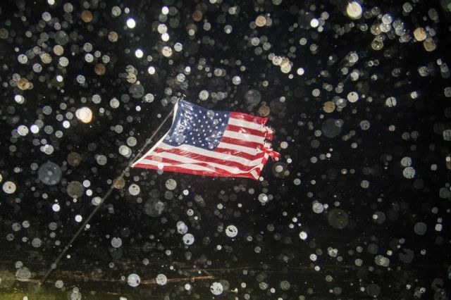 Bandera de EE.UU. rasgada por el viento en la playa de Shell Point, en Florida.