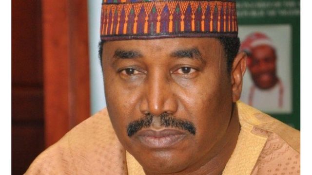 Hukumar EFCC ta ce tana neman tsohon gwamnan kan almundahana.