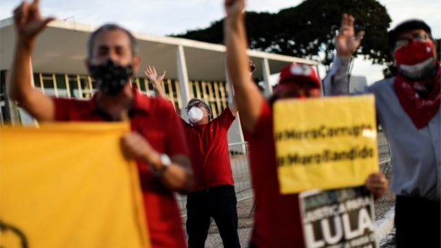 Manifestantes favoráveis ao ex-presidente Lula, incluindo o ex-ministro de governo petista Gilberto Carvalho, protestam em frente ao STF