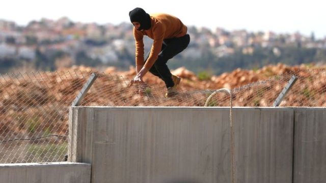 Palestino intenta cruzar el muro en Cisjordania