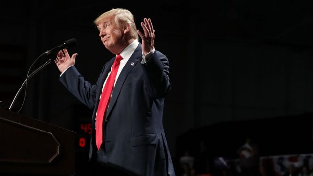 トランプ氏は「ヒラリーが法律問題に悩まされているのは本人のせいだ」と(31日、ミシガン州で)