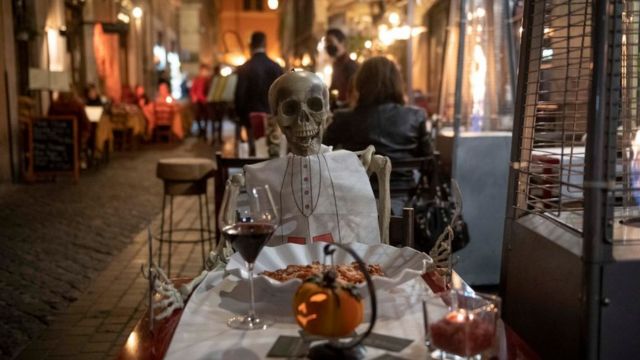 रेस्टोरेंट के टेबल पर बैठा कंकाल