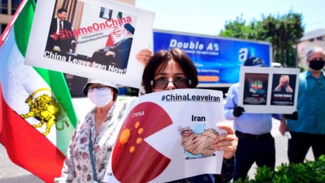 যুক্তরাষ্ট্রে প্রবাসী ইরানীরা লস অ্যাঞ্জেলসে চীনের সাথে চুক্তির প্রতিবাদে বিক্ষোভ করছেন