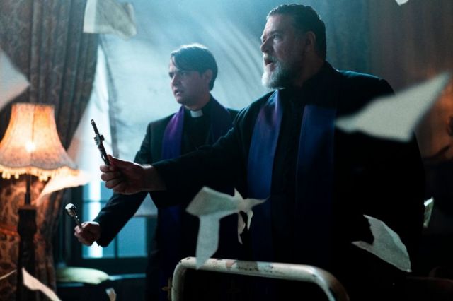 Una escena de "El exorcista del Papa" con Russell Crowe (de barba)