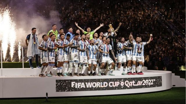 L'Argentine soulève le trophée