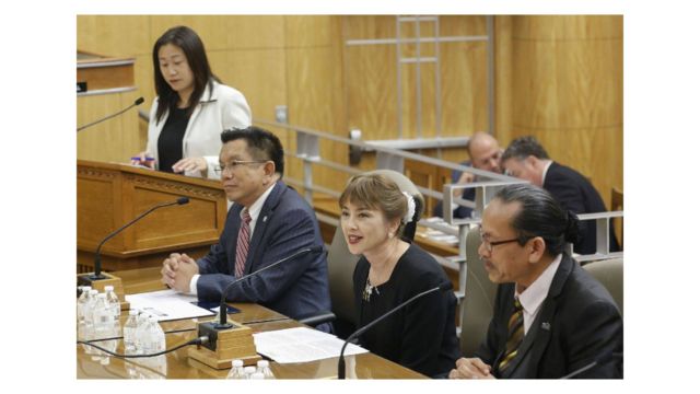Jenny Đỗ trong buổi họp phản đối luật gây khó khăn cho quyền bán bánh trưng của người dân Việt tại Hạ Viện của California
