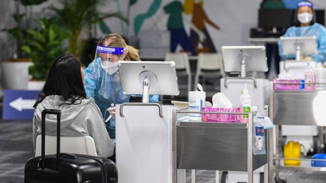 Hành khách được xét nghiệm Covid-19 tại Sân bay Quốc tế Sydney, Úc trong bối cảnh biến thể Omicron đang gây lo ngại
