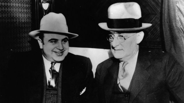 Al Capone con una autoridad estadounidense