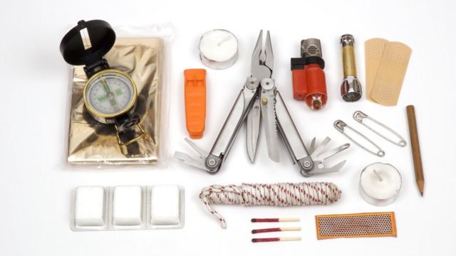 Equipamentos de sobrevivência como canivete e cordas