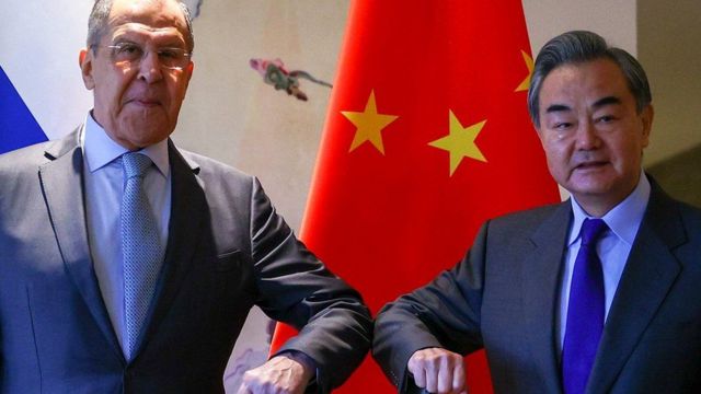 صورة تجمع بين وزيري خارجية روسيا سيرغي لافروف ووزير خارجية الصين وانغ يي