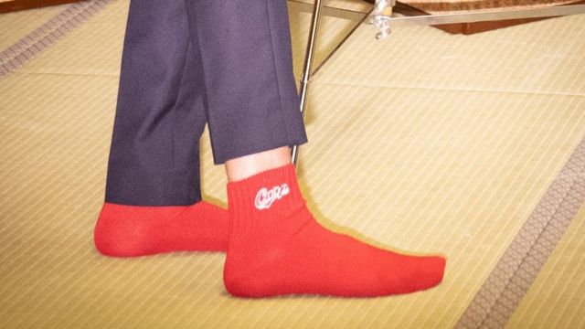 広島カープの赤い靴下を履いて岸田首相との夕食会に臨んだスーナク首相（18日夜、広島）