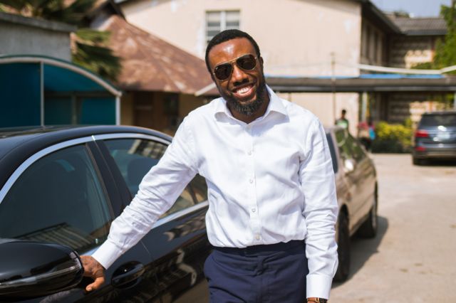 Zeal Akaraiwai, ao lado de seu carro em Lagos, Nigéria