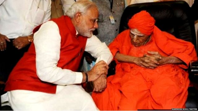 लिंगायत गुरु के साथ नरेंद्र मोदी