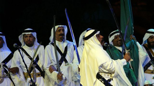 Bailarines tipicos de Arabia Saudita