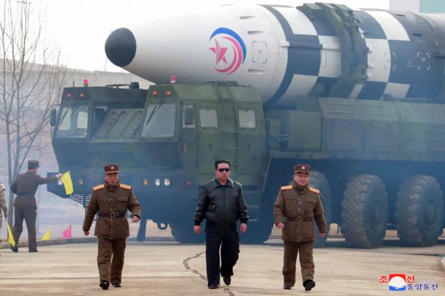 Kim Jong-un oo toos u daawanayay tijaabinta gantaalka