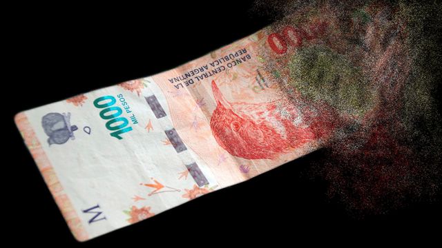 Billete de 1000 pesos argentinos que se desintegra