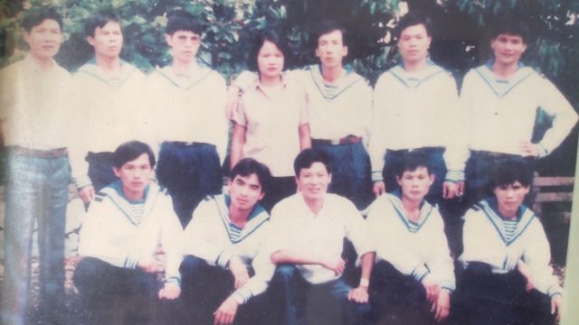 Cựu binh Trương Văn Hiền (hàng thứ hai, đầu tiên, trái) cùng các đồng đội
