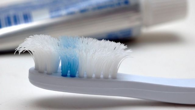 Uma escova de dente velha e desgastada não limpa os dentes de forma tão eficaz