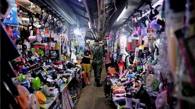 ทหารเดินตรวจร้านค้าในตลาดแห่งหนึ่งในอ.แม่สอด จ.ตาก เมื่อวันที่ 29 ต.ค. 2563