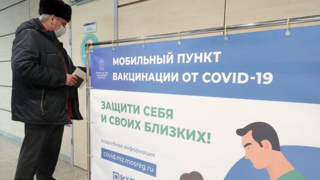 Пассажир у мобильного пункта вакцинации от COVID-19 в аэропорту Домодедово